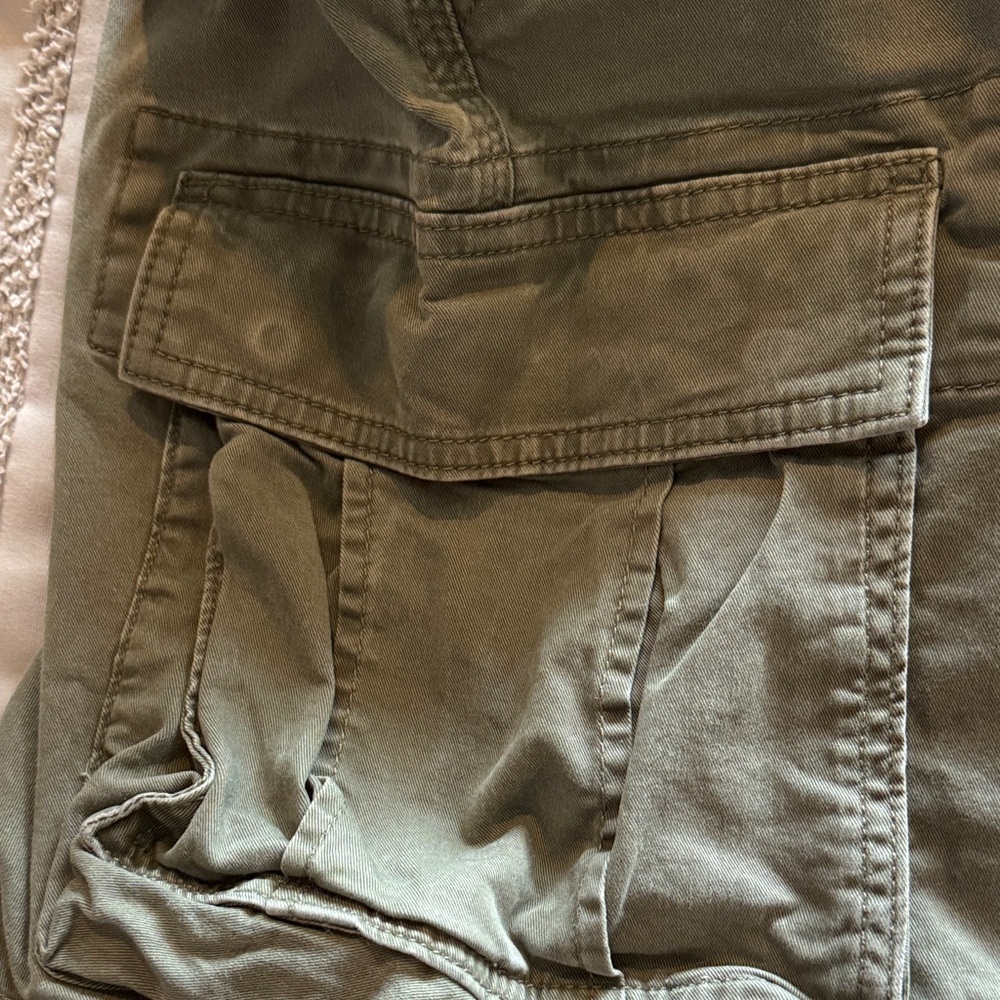 GAP Men's Cargo Shorts in Olive Green - Picture 4 of 7